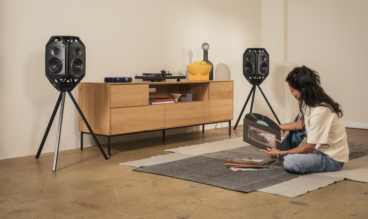 Teufel IKONIO als Stereopaar auf zwei Ständern vor einer Anrichte