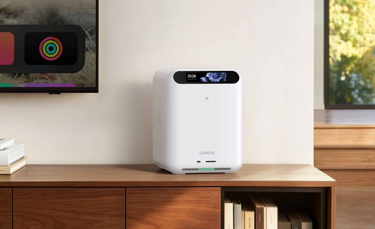 Ugreen HomeAgent-Hub in Weiß steht auf einer Anrichte in einem Wohnzimmer