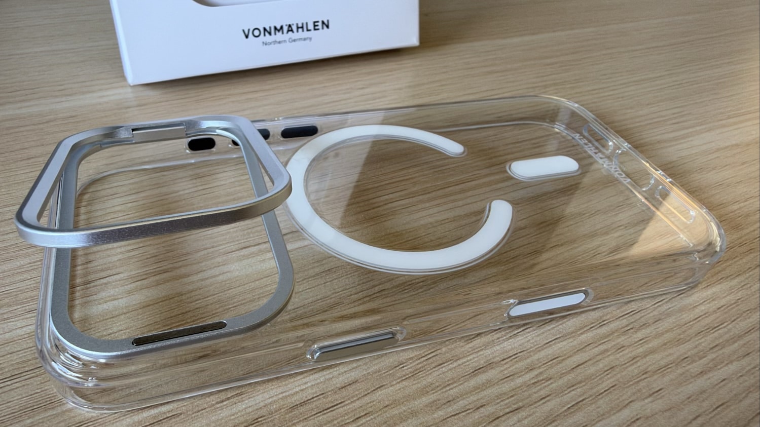Vonmählen Transparent Case 3 + Kickstand auf einem Schreibtisch