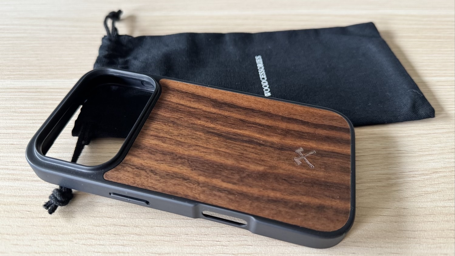 Woodcessories Bumper Case in Walnuss mit Transportsäckchen