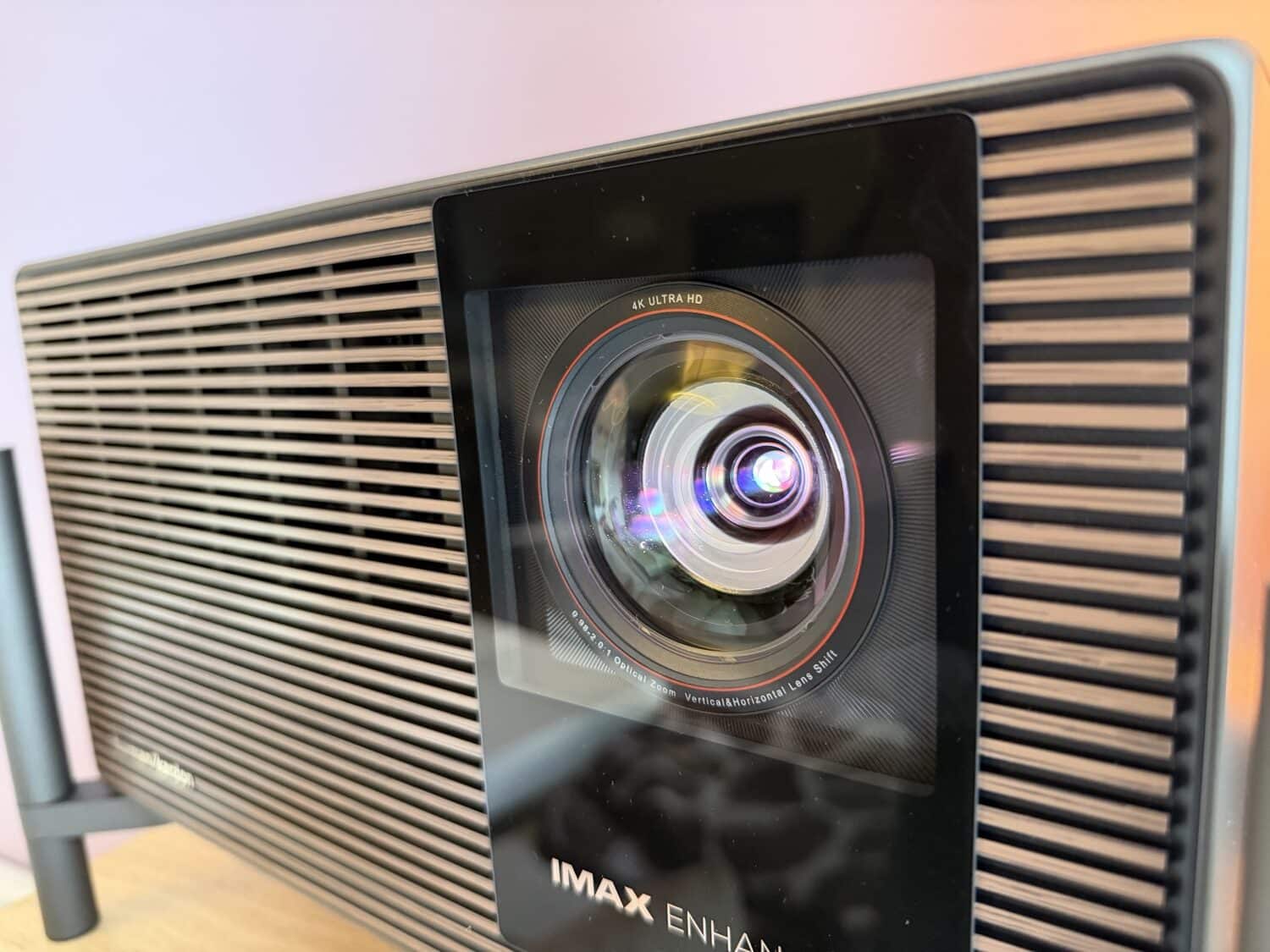 Die bewegliche Linse des XGIMI Titan Noir Ultra Max
