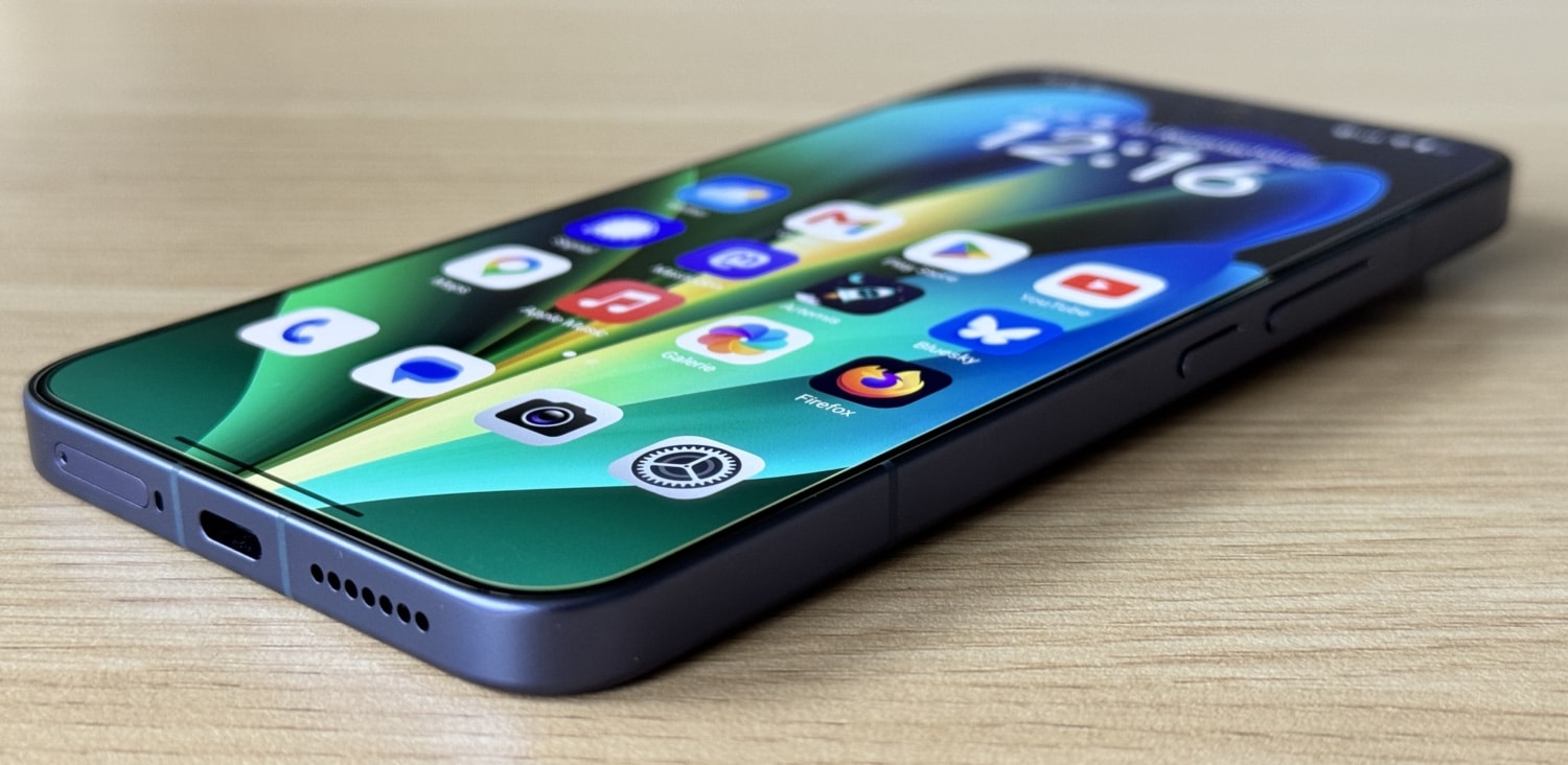 Xiaomi 17T Pro liegt flach mit aktiviertem Display auf dem Schreibtisch