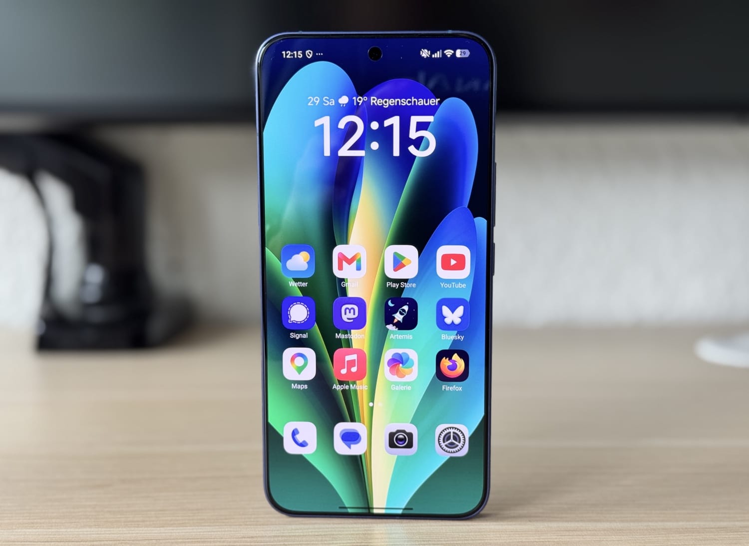 Xiaomi 17T Pro steht hochkant auf einer Schreibtischplatte.