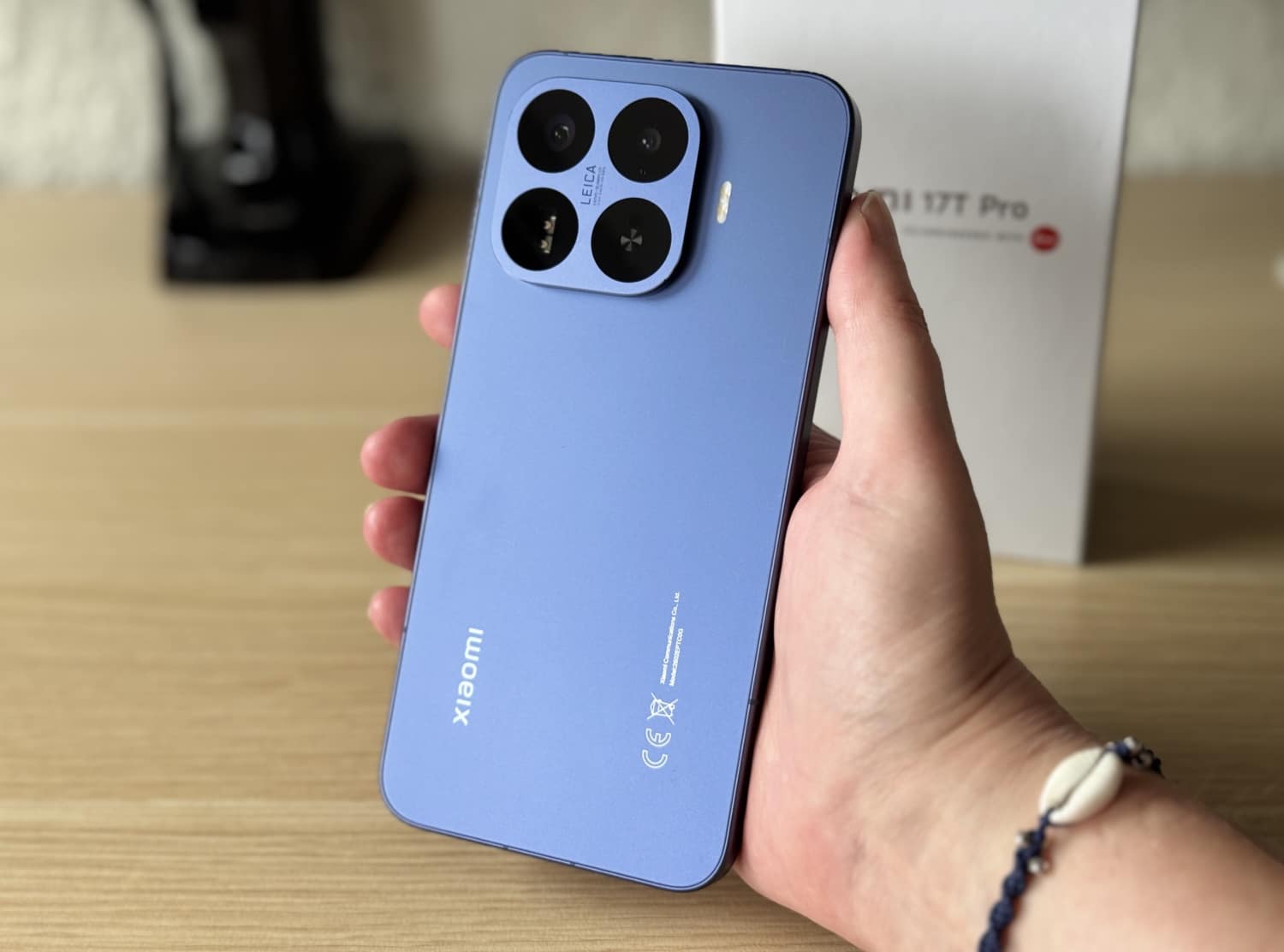 Rückseite des Xiaomi 17T Pro wird in die Kamera gehalten.