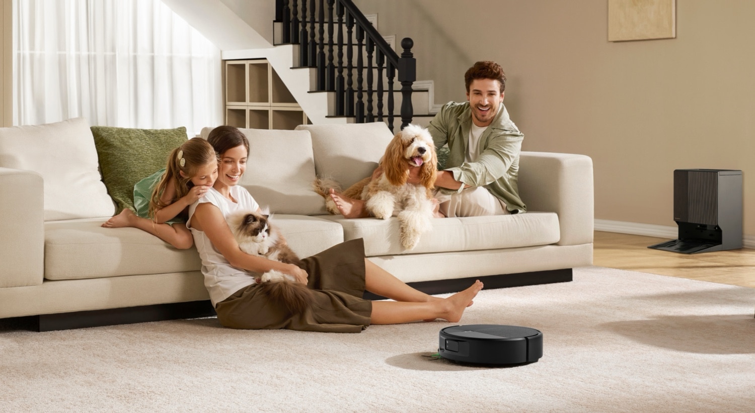 iRobot Roomba Max 875 Combo saugt vor Personen auf einem Sofa in einem Wohnzimmer