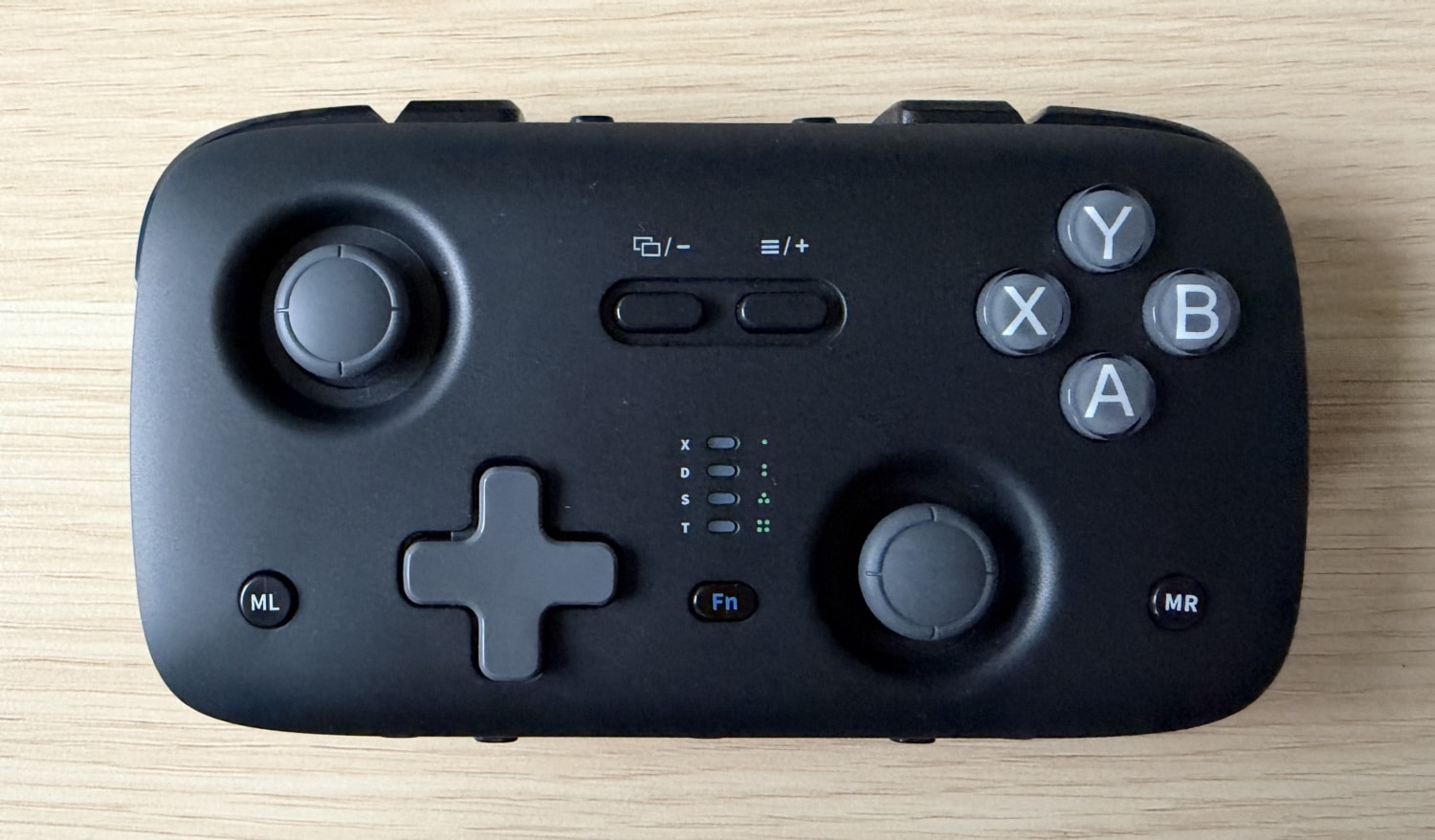 Voidjoy Skylark S1 Pro auf einem Tisch